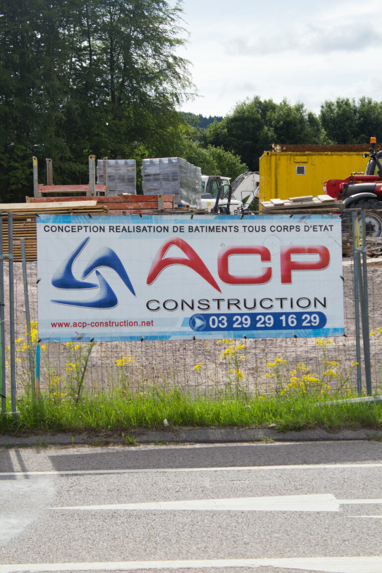 Banderole pleine pour chantier avec oeillets pour fixation sur grillage - Next publicité Vosges