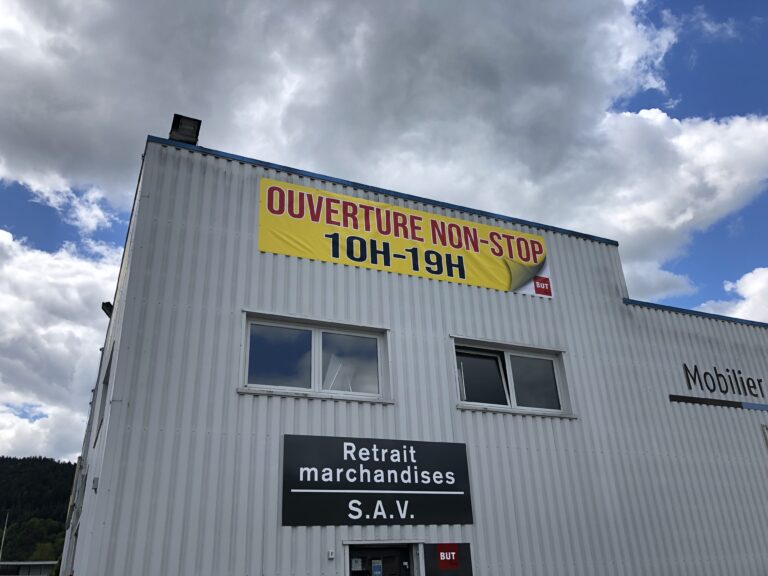 Banderole pour marquer le changement d'horaires d'un magasin - Next publicité Vosges