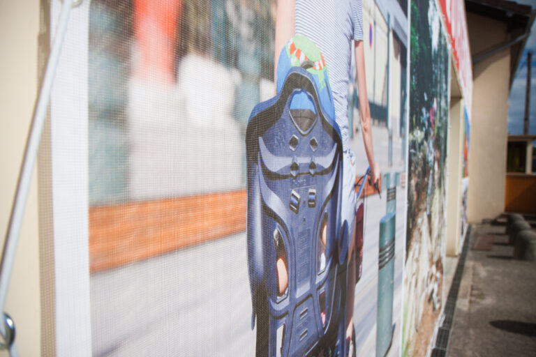 Vue d'un habillage du façade en bâche microperforée - Next publicité Vosges