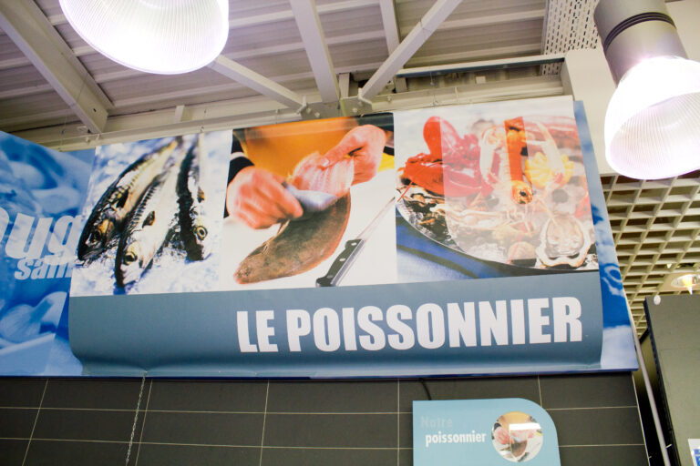 Banderole signalétique installée en grande surface - Next publicité Vosges