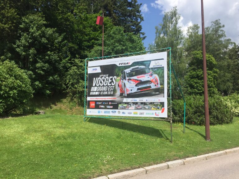 Banderole microperforée 4x3m tendue sur structure acier à Gerardmer - Next publicité Vosges