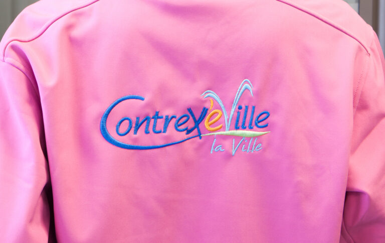 Broderie dos sur softshell personnalisée avec logo d’entreprise – marquage textile professionnel Next Vosges