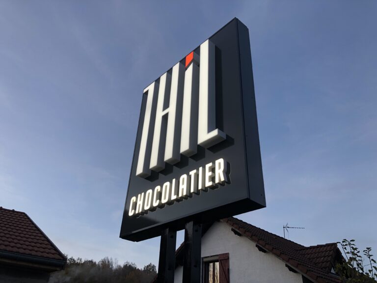 Une enseigne caisson sur mât Thill posée par Next dans les Vosges.