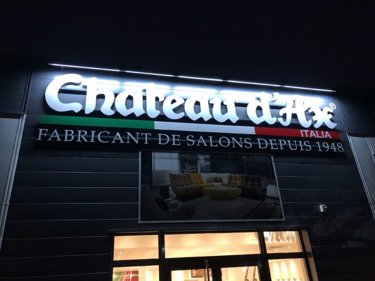 Une enseigne sur mesure Château d'Ax posée par Next dans les Vosges.