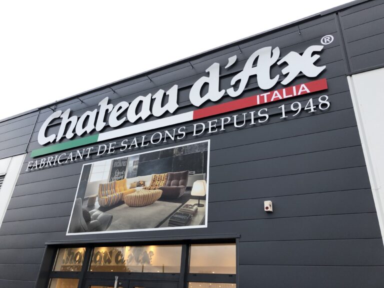 Une enseigne sur mesure Château d'Ax posée par Next dans les Vosges.