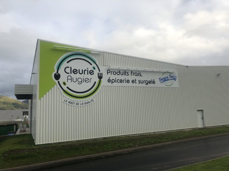 Une enseigne sur mesure Cleurie posée par Next dans les Vosges.