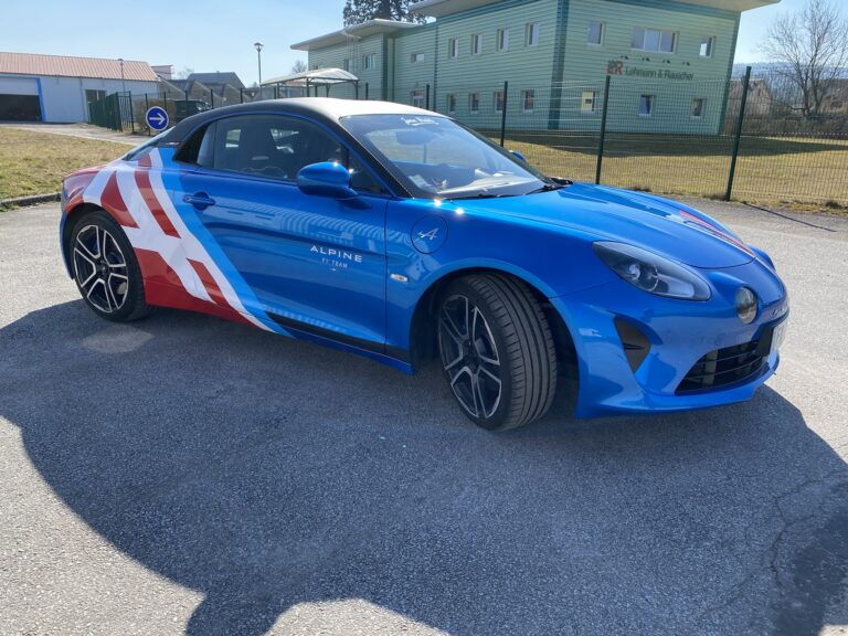 Décoration véhicule d'une Alpine Renault - Next publicité tous supports