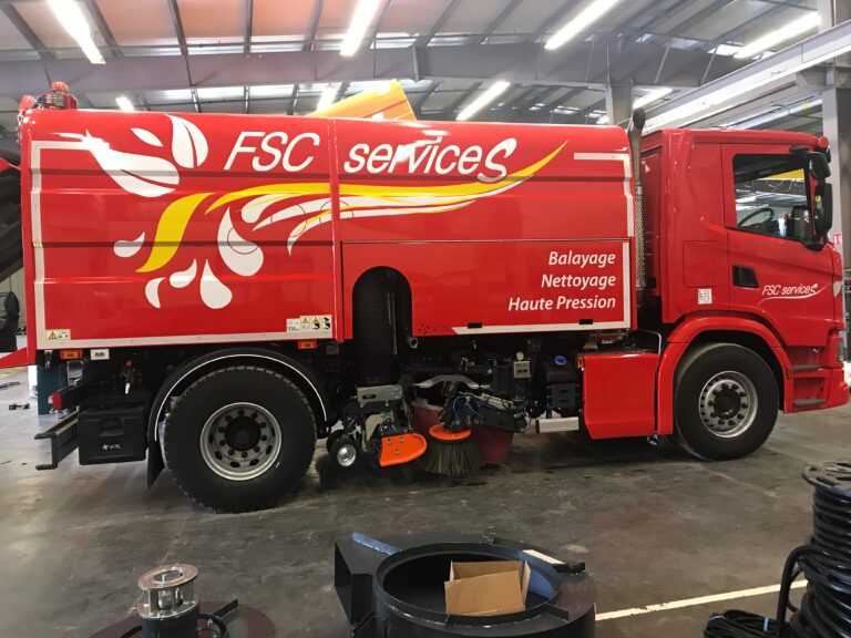 Décoration véhicule d'une Balayeuse FSC Service - Next publicité tous supports