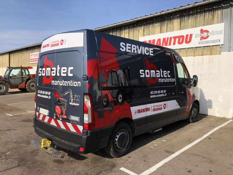 Décoration véhicule d'un utilitaire gris - Next publicité tous supports