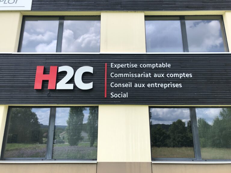 Une enseigne lumineuse sur mesure H2C posée par Next dans les Vosges.