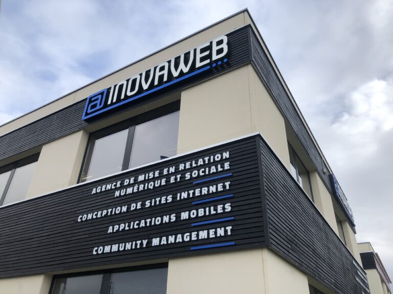 Une enseigne lumineuse sur mesure Inovaweb posée par Next dans les Vosges.