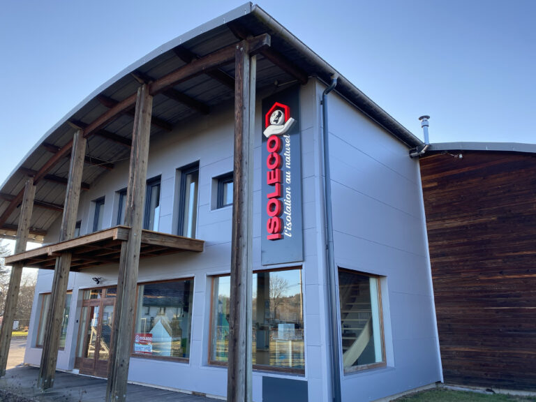 Une enseigne sur mesure Isoleco posée par Next dans les Vosges.
