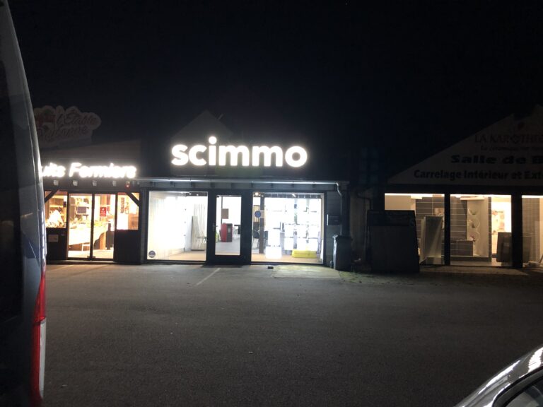 Enseigne lumineuse SC Immo de nuit réalisée par Next dans les Vosges.