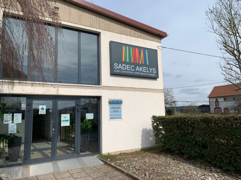 Une enseigne lumineuse sur mesure Sadek Akelys posée par Next dans les Vosges.