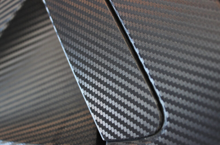 Gros plan sur un toit réalisé en carbon noir - Next publicité Vosges