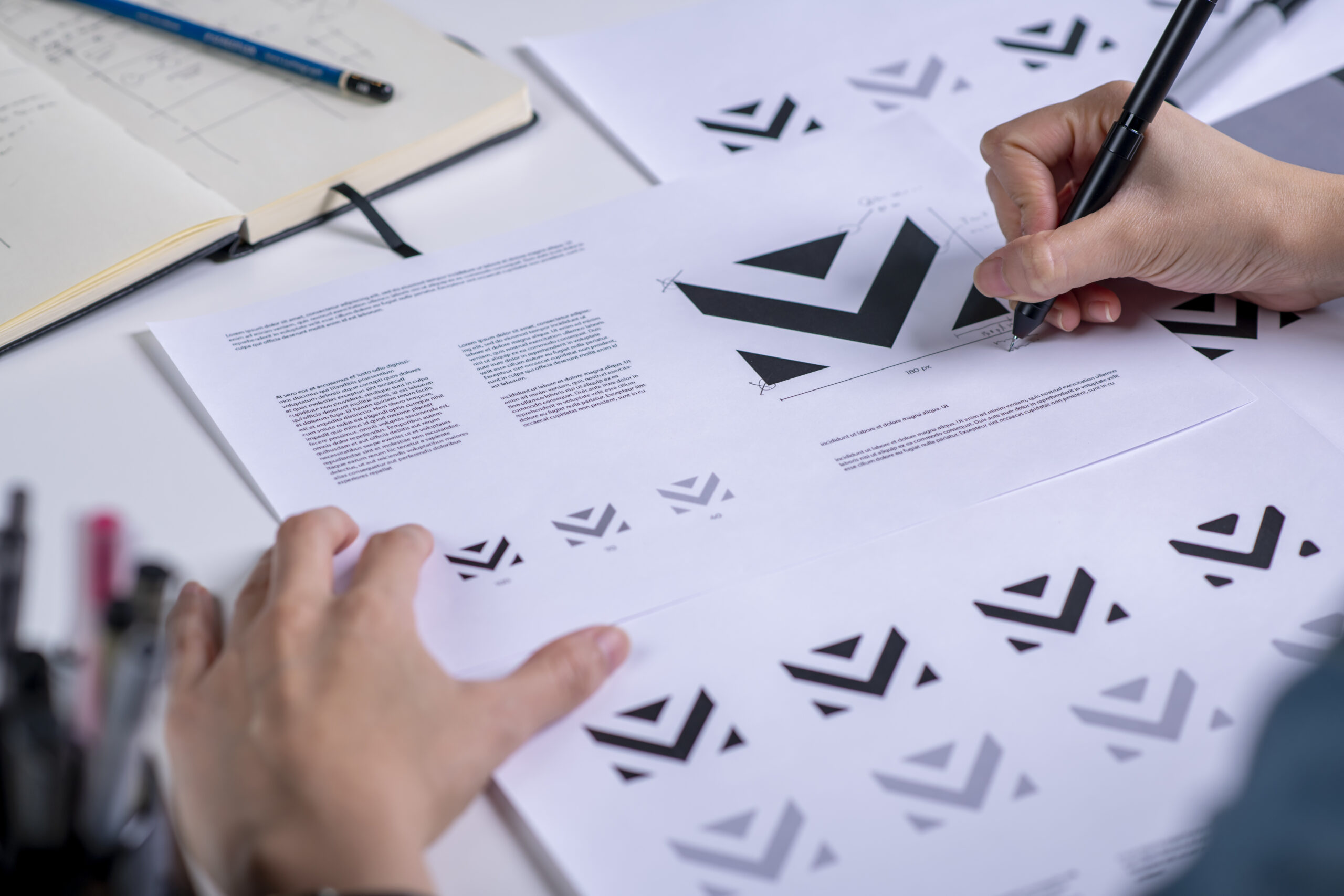 Webdesign mockup imac, desk, website, laptop, smartphone - Next communication visuelle Vosges