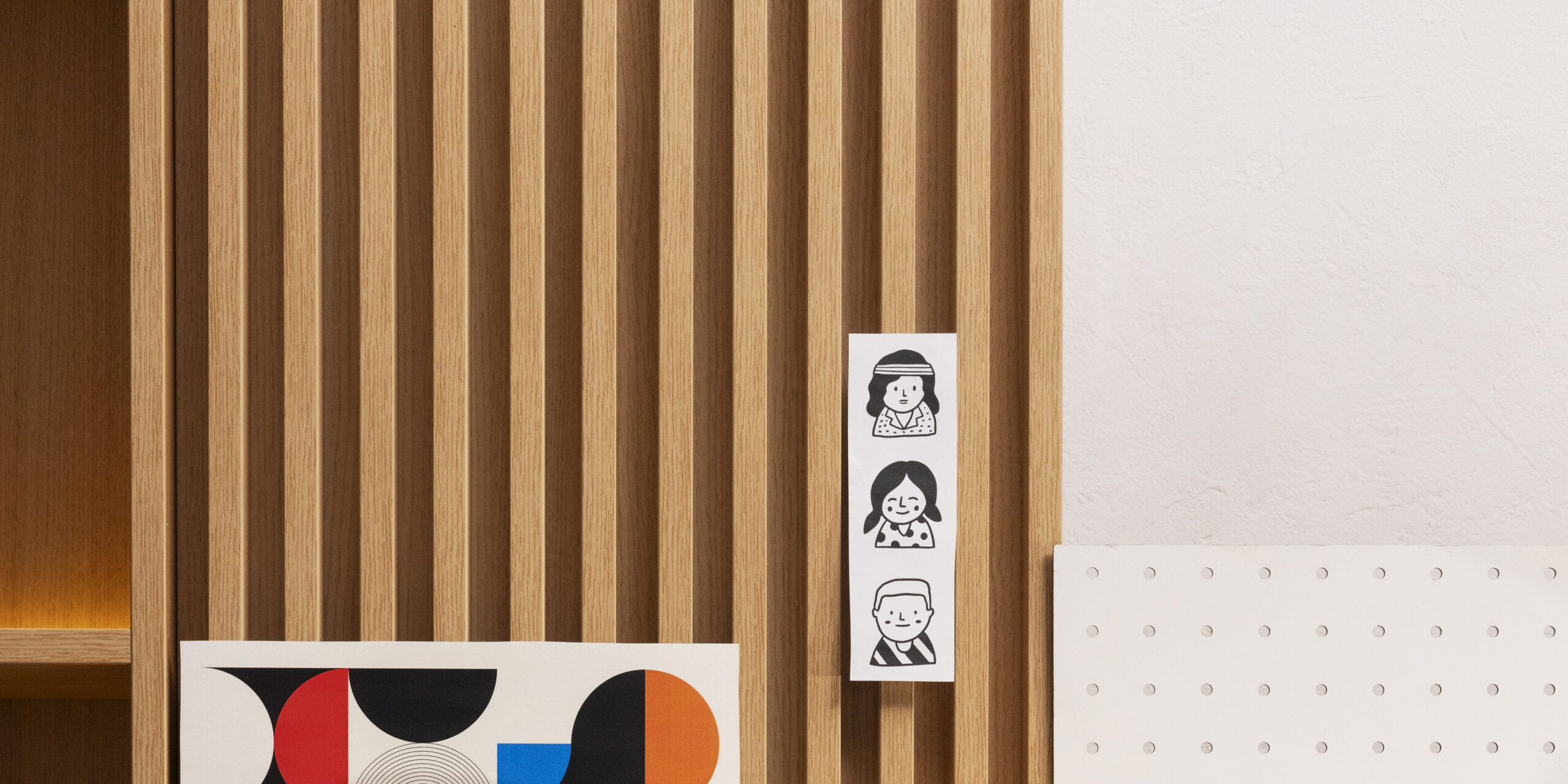 Création d’identité visuelle pour entreprise avec supports print, logo et charte graphique sur fond noir.