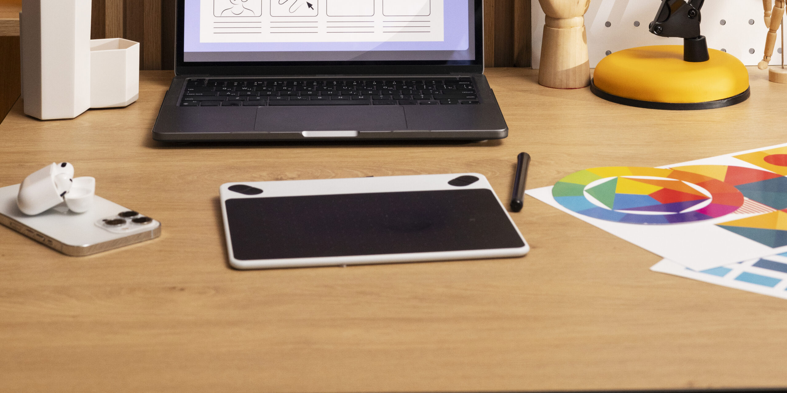 Création d’identité visuelle pour entreprise avec supports print, logo et charte graphique sur fond noir.