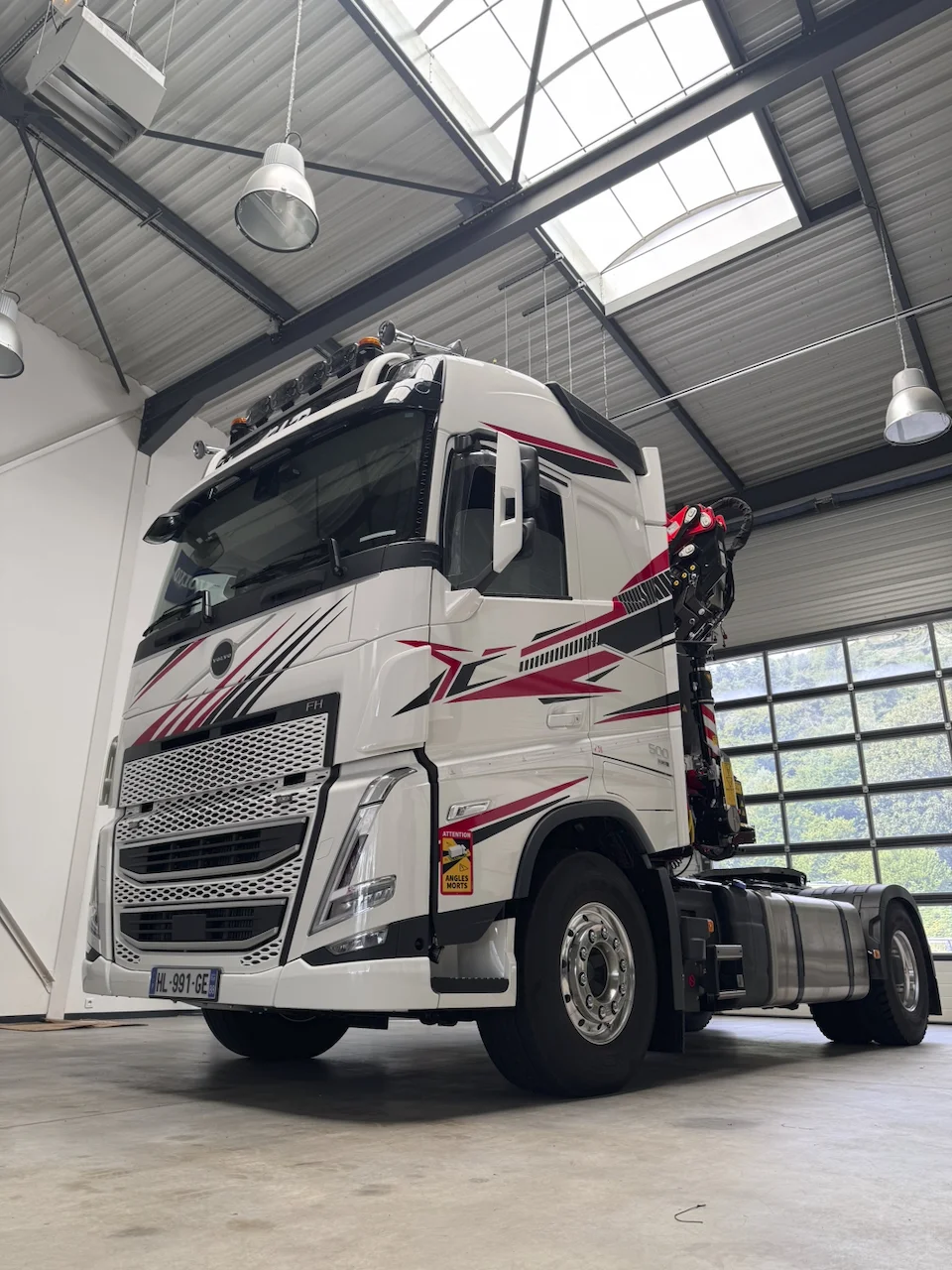Total covering d'un camion Volvo FH500 dans les Vosges – Agence Next, Docelles