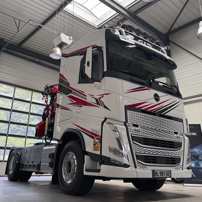 Covering camion Volvo FH équipé d'une grue, réalisation Agence Next
