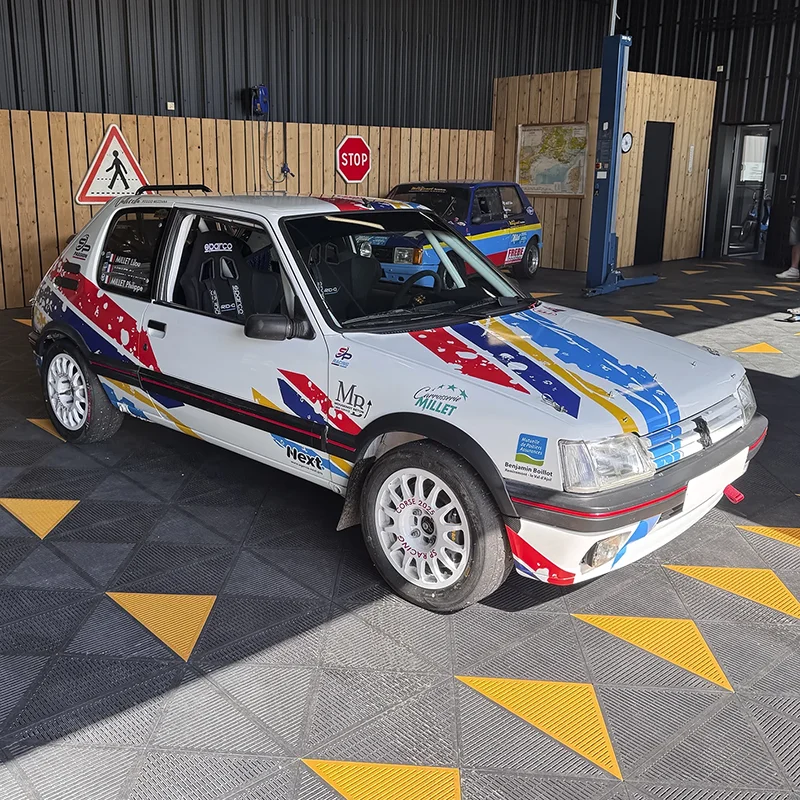 Covering voiture de rallye Peugeot 205 GTI Carrosserie Millet, réalisation Agence Next