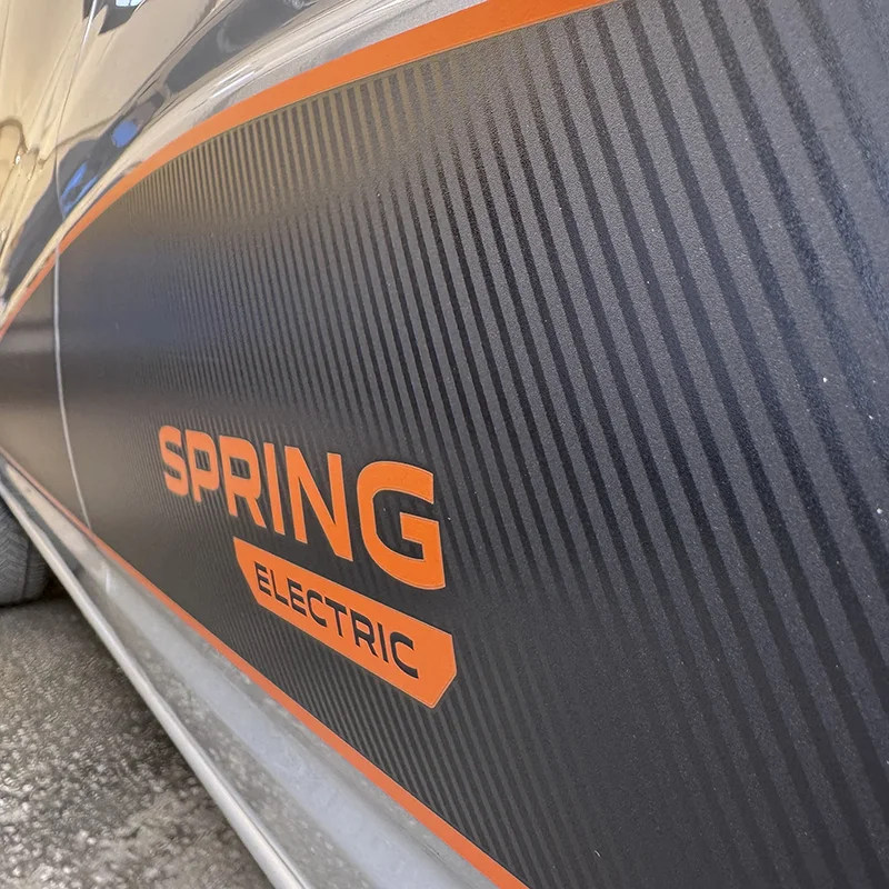 Covering personnalisé Renault Spring Electric finition carbone orange, réalisation Agence Next