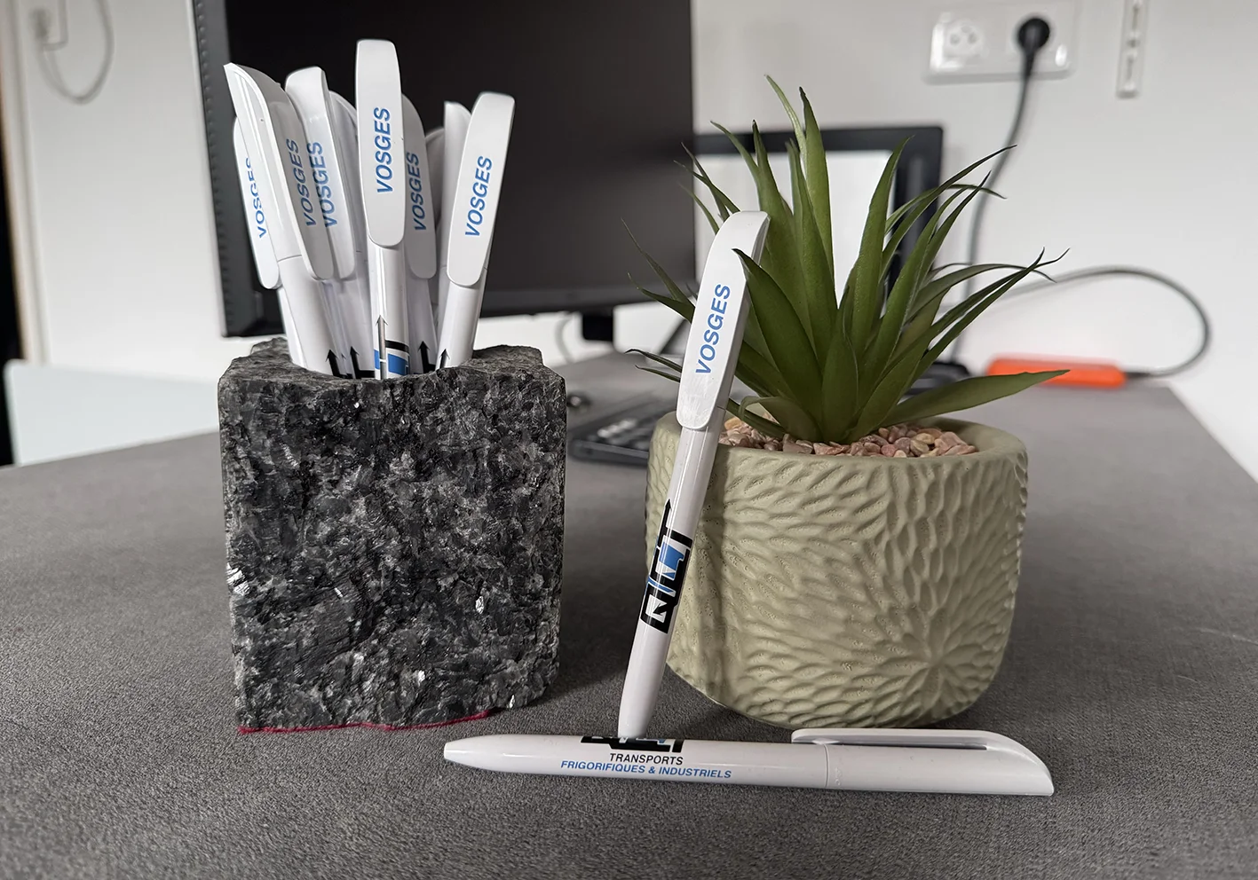 Stylos publicitaires personnalisés marquage Vosges et logo entreprise, réalisation Agence Next