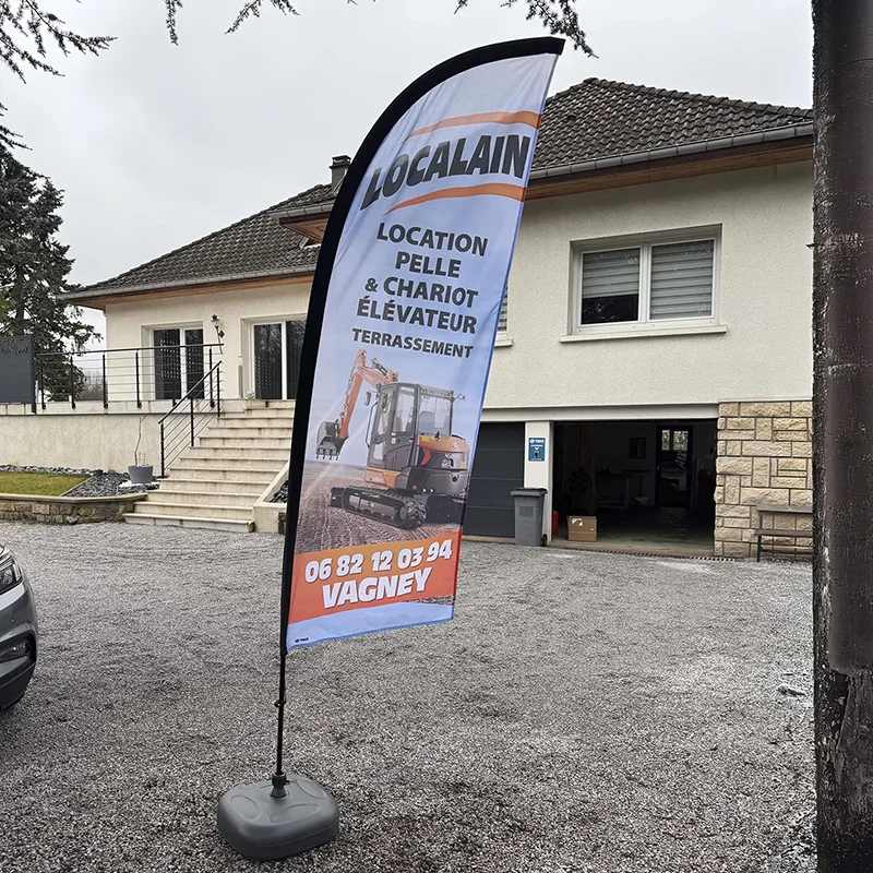 Oriflamme publicitaire Localain location de pelle et chariot élévateur, réalisation Agence Next