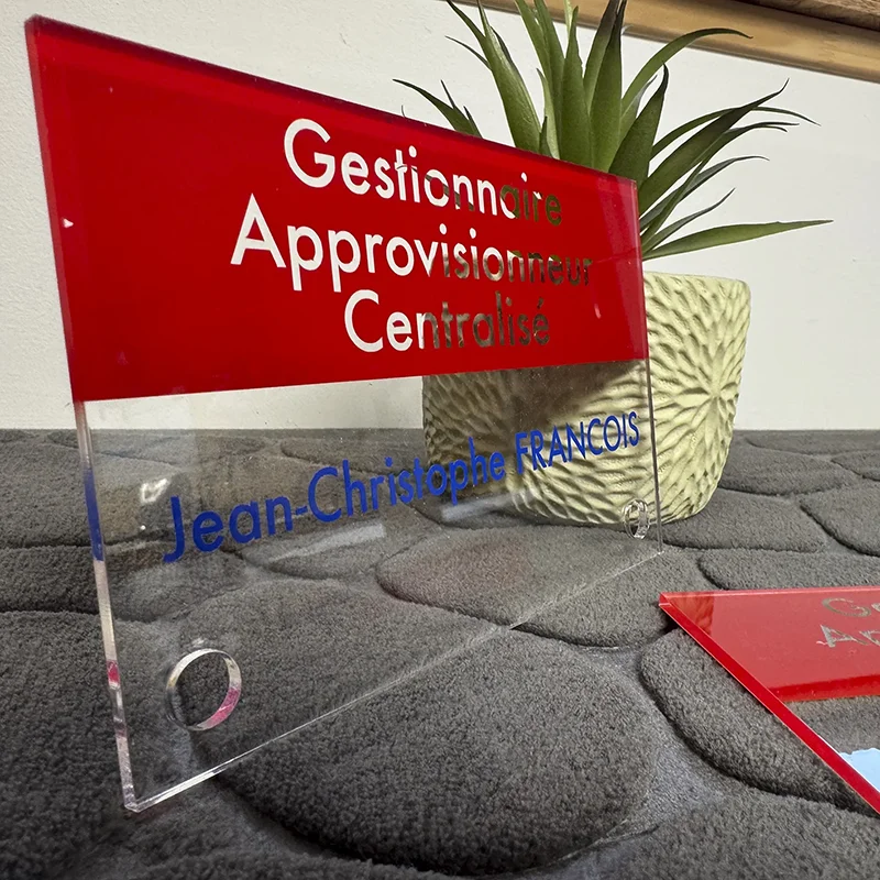 Plaque de porte plexiglas gravée pour signalétique intérieure de bureau, réalisation Agence Next