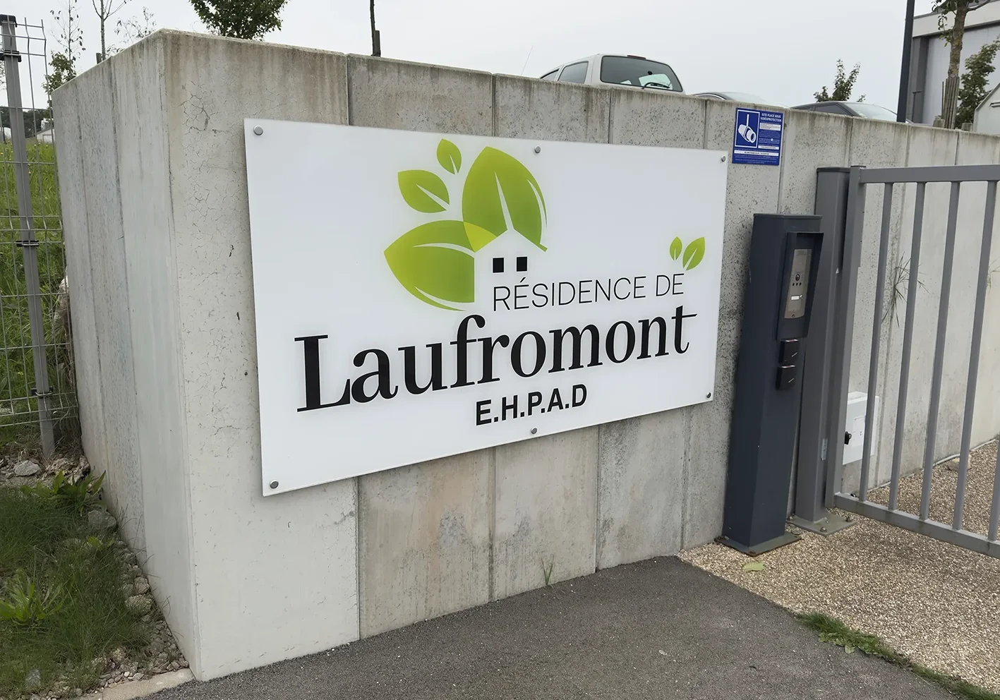 Signalétique extérieure panneau EHPAD Résidence de Laufromont installée par Agence Next