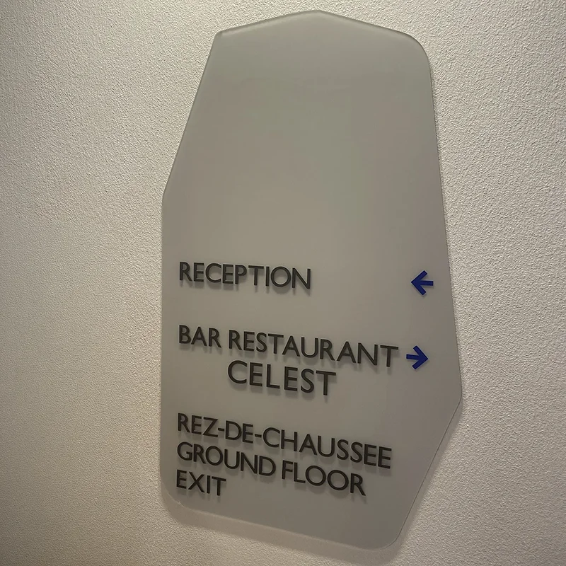 Signalétique intérieure directionnelle réception et bar restaurant Celest, réalisation Agence Next
