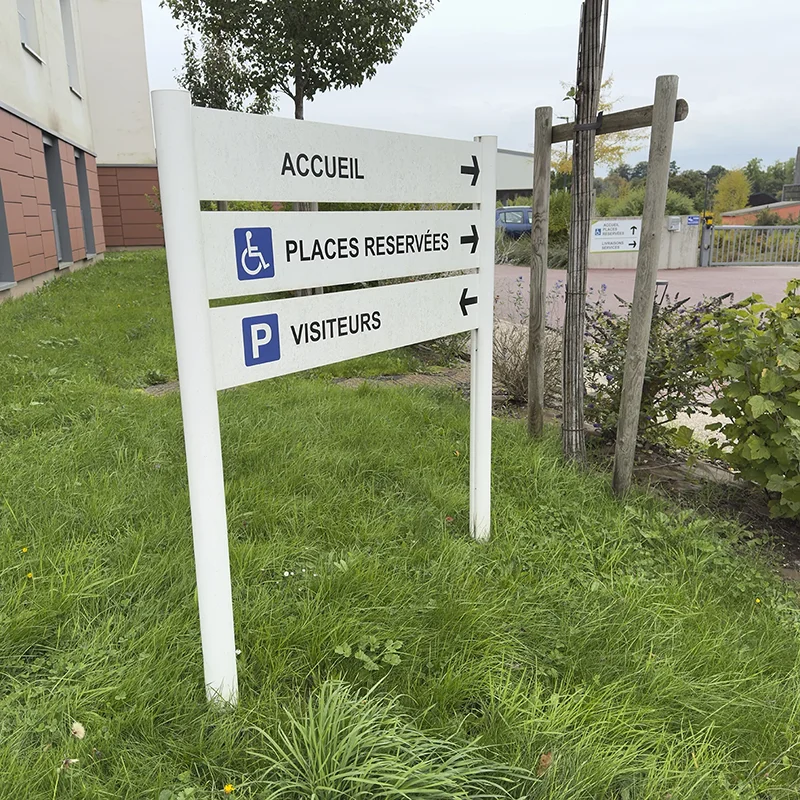 Totem de signalétique directionnelle extérieure accueil et parking visiteurs, réalisation Agence Next