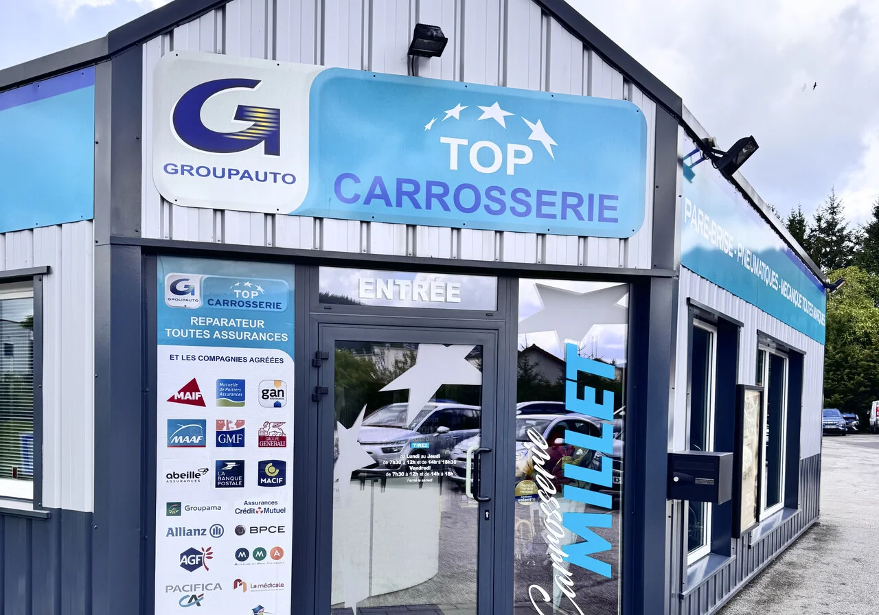 Vitrophanie et enseigne extérieure Carrosserie Millet Top Carrosserie, réalisation Agence Next