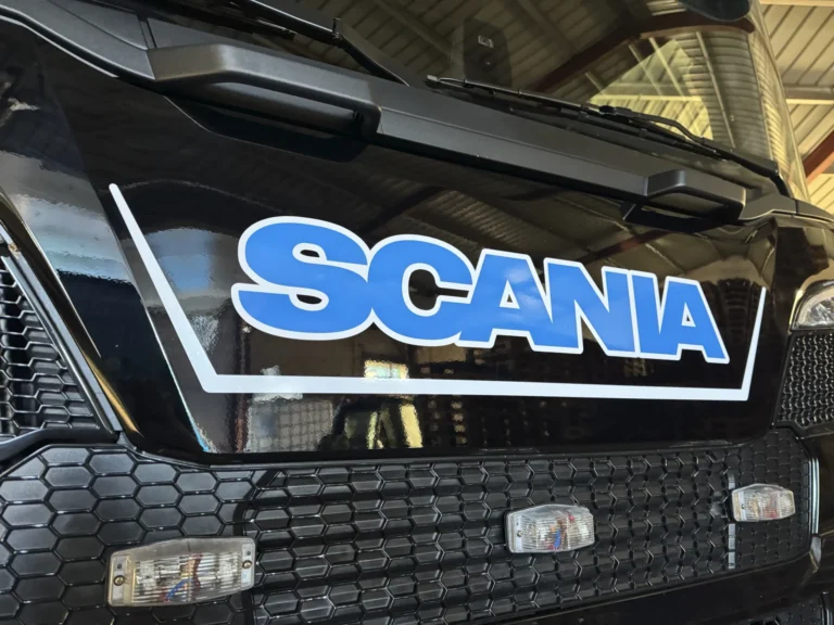 Calandre et logo Scania d'un tracteur routier décoré par Agence Next dans les Vosges