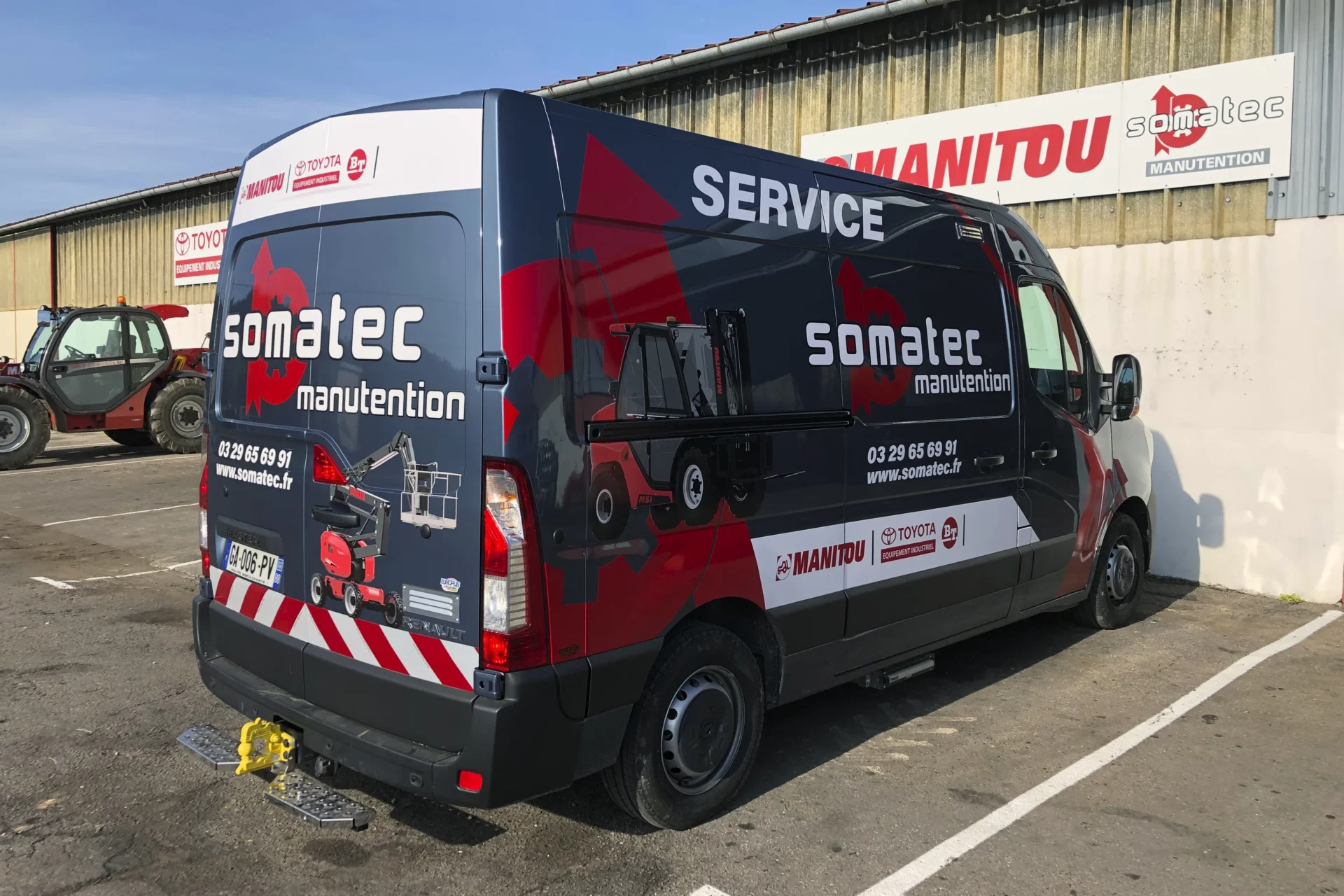 Lettrage complet sur fourgon Renault Master pour Somatec Manutention, par Agence Next dans les Vosges