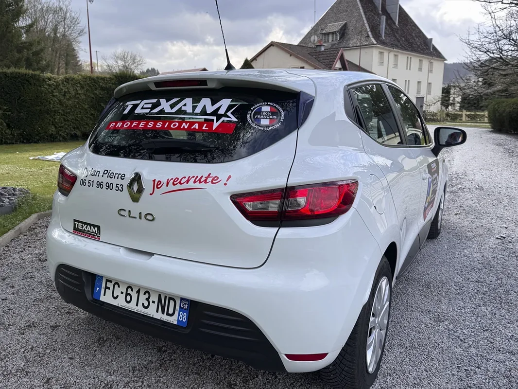 Lettrage adhésif sur lunette arrière de Renault Clio pour Texam Professional, par Agence Next