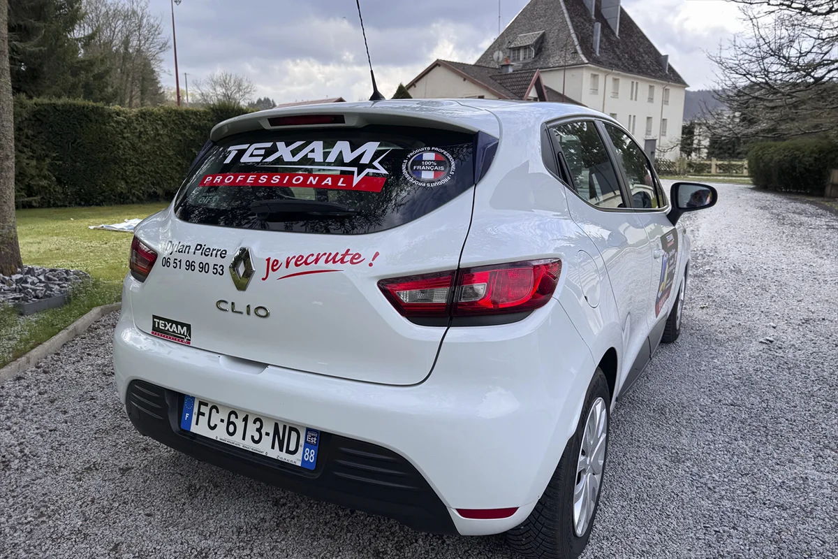 Lettrage adhésif sur lunette arrière de Renault Clio pour Texam Professional, par Agence Next