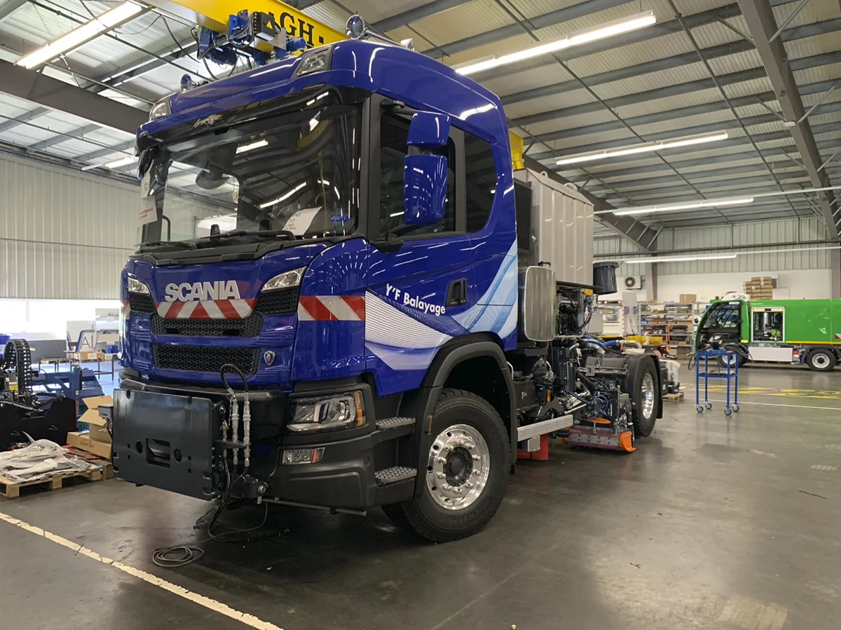 Marquage de camion balayeuse Scania pour Y’F Balayage, par Agence Next dans les Vosges