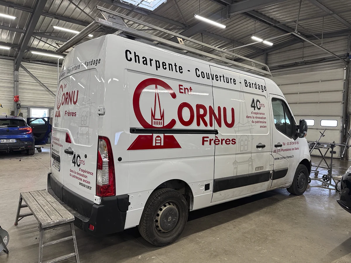 Marquage de fourgon Renault Master pour Cornu Frères, charpente couverture bardage, par Agence Next dans les Vosges