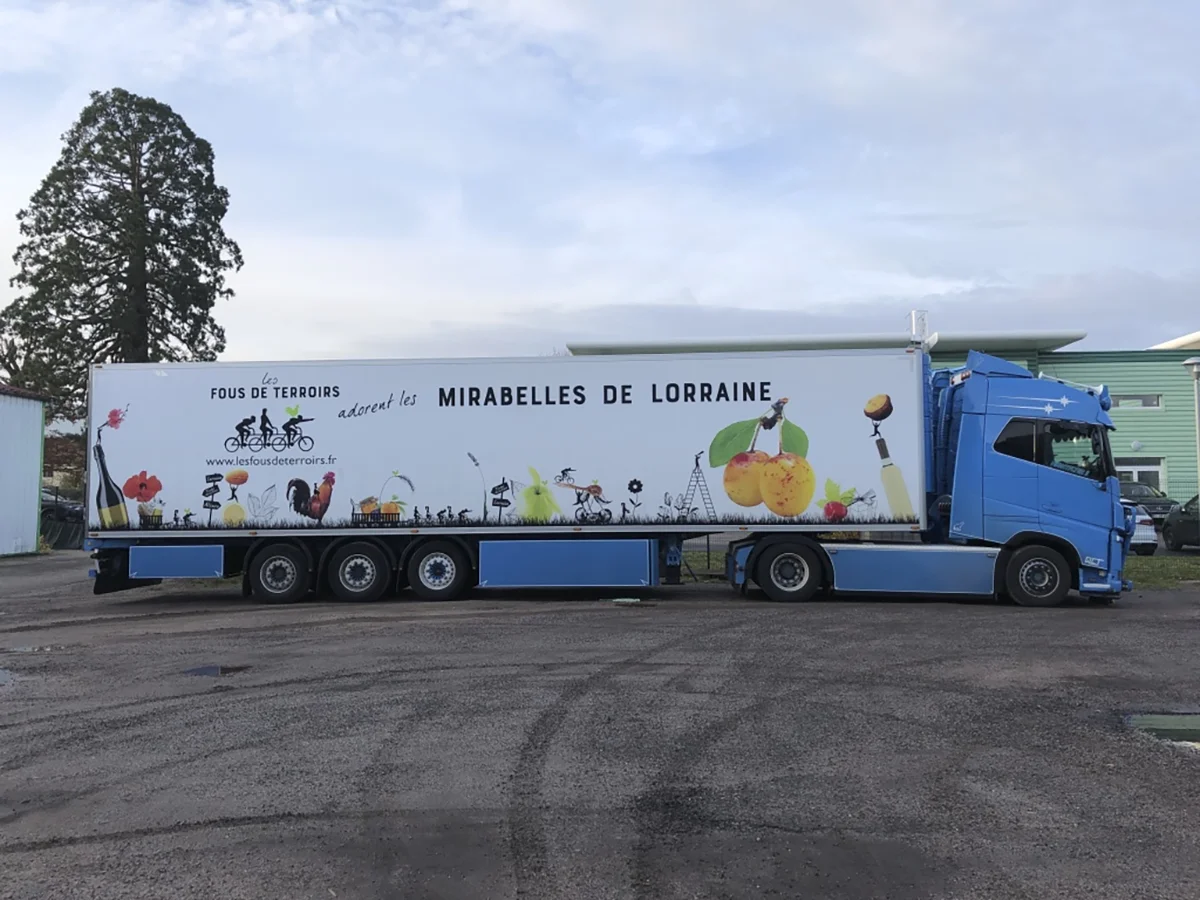 Marquage de semi-remorque frigorifique pour Les Fous de Terroirs, visuel Mirabelles de Lorraine, par Agence Next.
