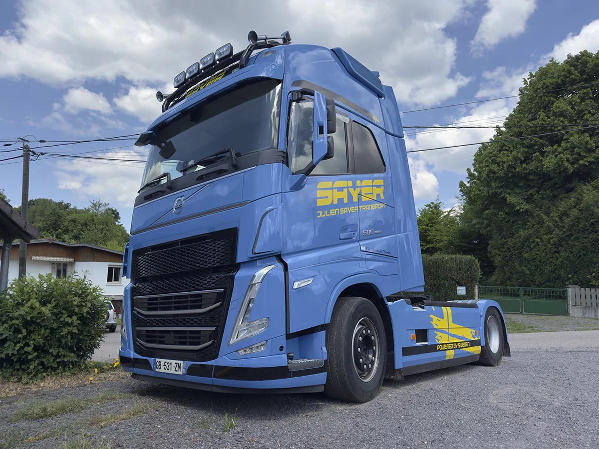 Marquage de tracteur routier Volvo FH pour Julien Sayer Transport, par Agence Next dans les Vosges