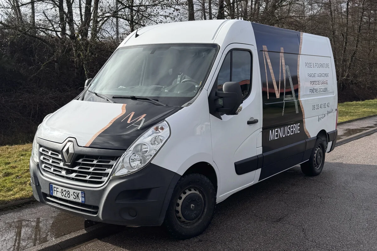 Semi-covering sur fourgon Renault Master pour MA Menuiserie, par Agence Next dans les Vosges